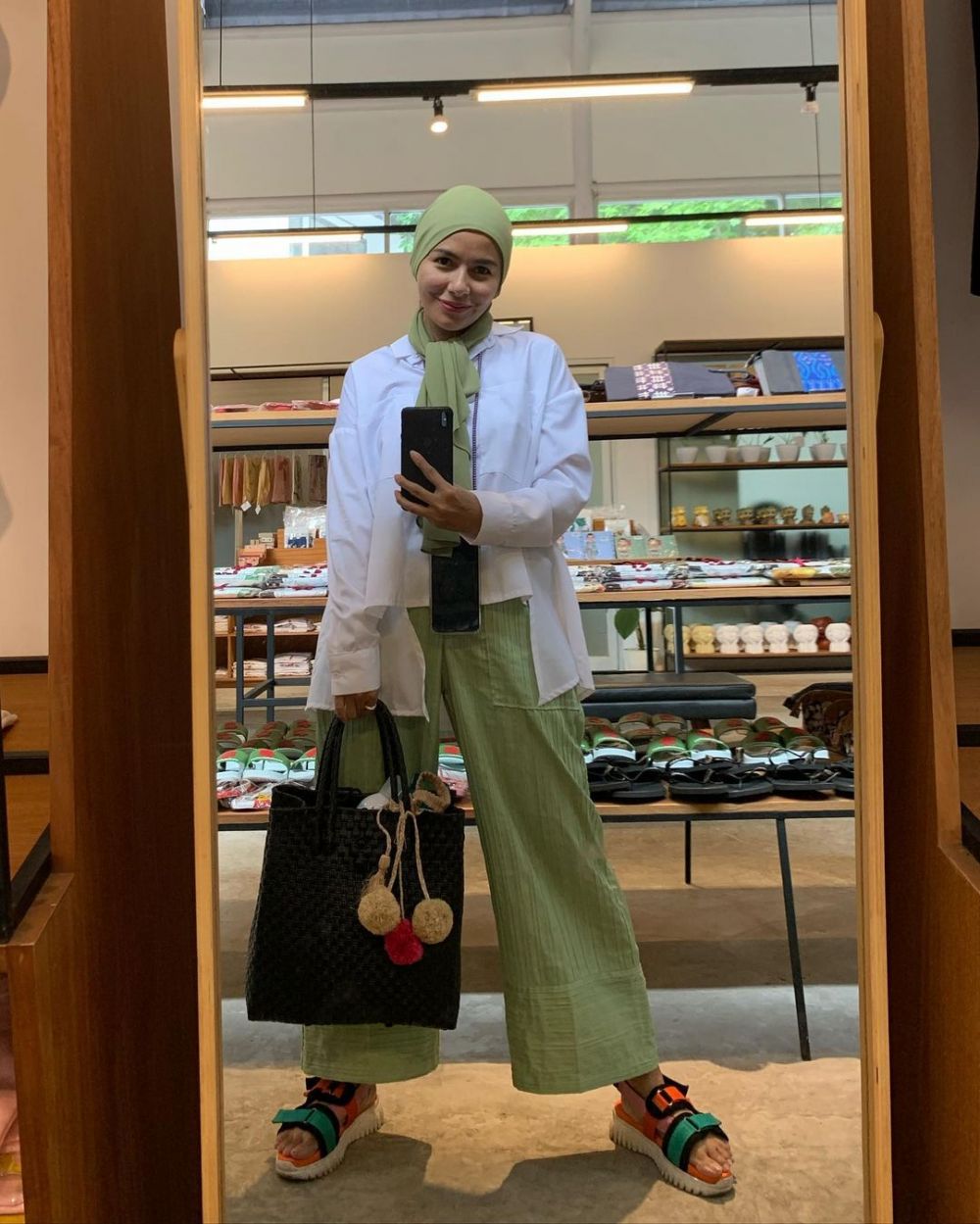10 Padu Padan Celana Untuk Casual Hijab Look Ala Meisya Siregar