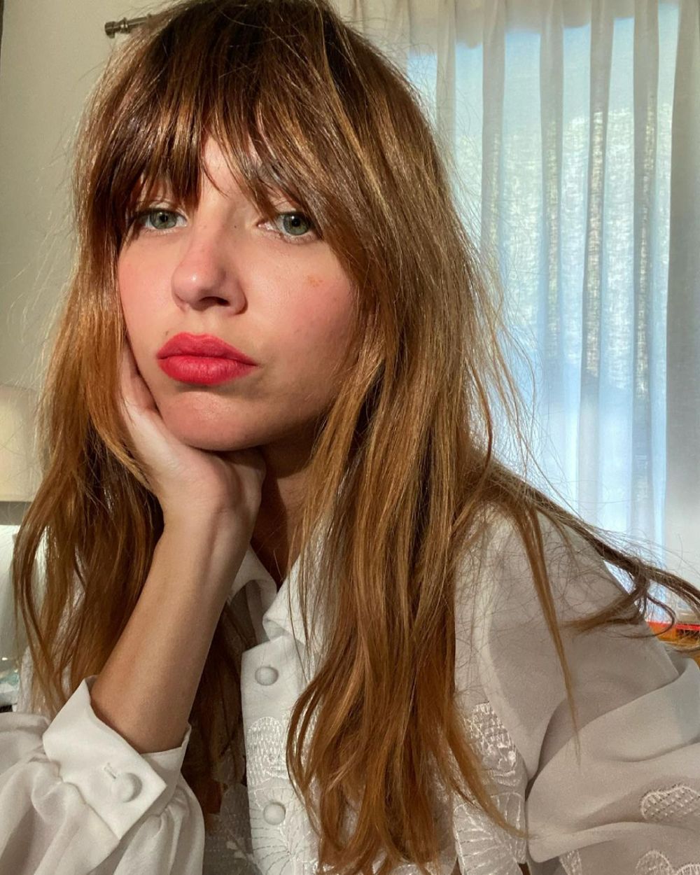 9 Potret Louise Verneuil, Kekasih Alex Turner