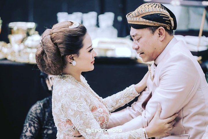 Bikin Iri! 10 Potret Kedekatan Artis Sudah Menikah dengan Ayah Kandung