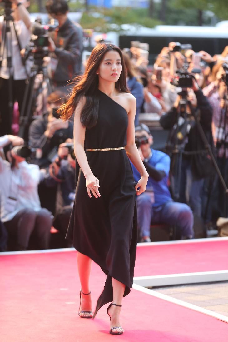 12 Inspirasi OOTD Serba Hitam ala Kim Tae Ri, Elegan!