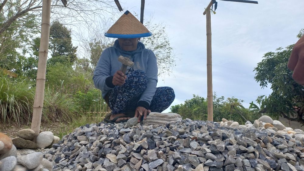 Kisah Margaretha, Petani di Poso Banting Setir jadi Kuli Pemecah Batu