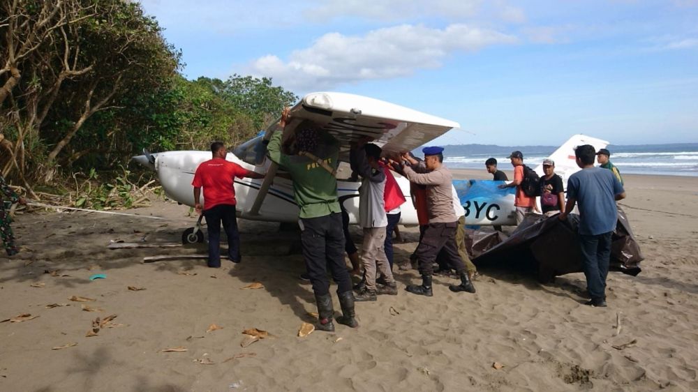Gagal Mesin, Pesawat Latih di Banyuwangi Mendarat Darurat di Pantai