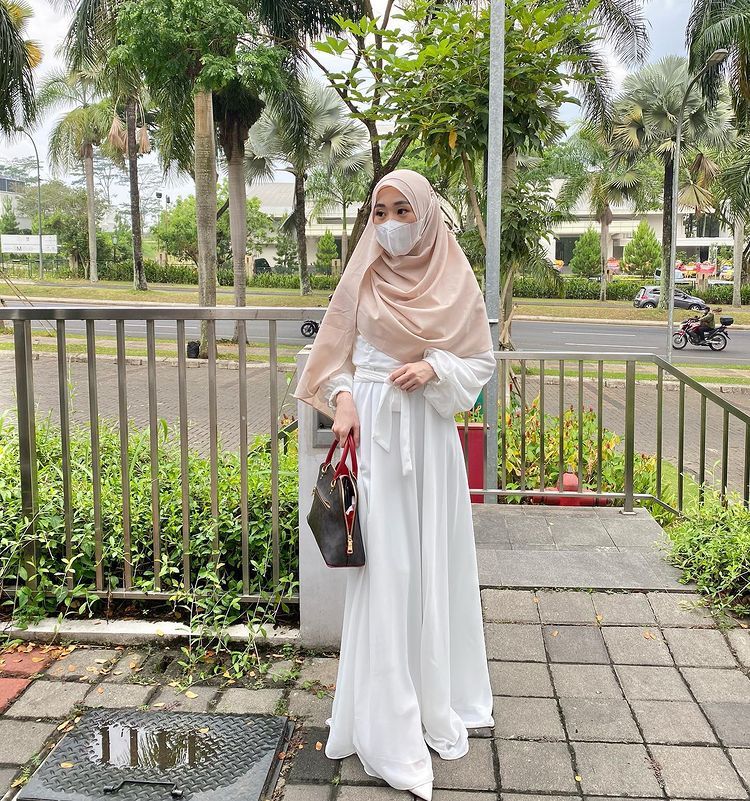 9 Outfit Syar'i Buat Ketemu Calon Mertua ala Larissa Chou