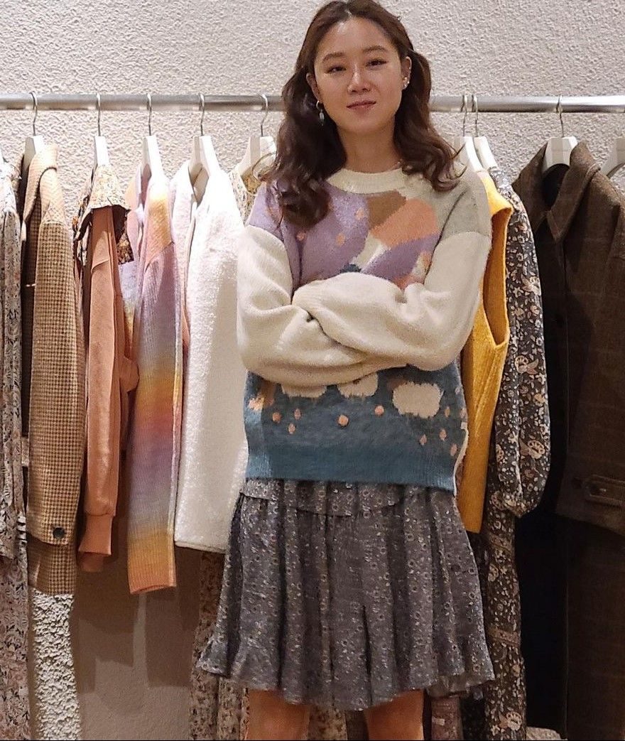 10 Gaya Busana Gong Hyo Jin ala Vintage Dress, Simpel dan Klasik!