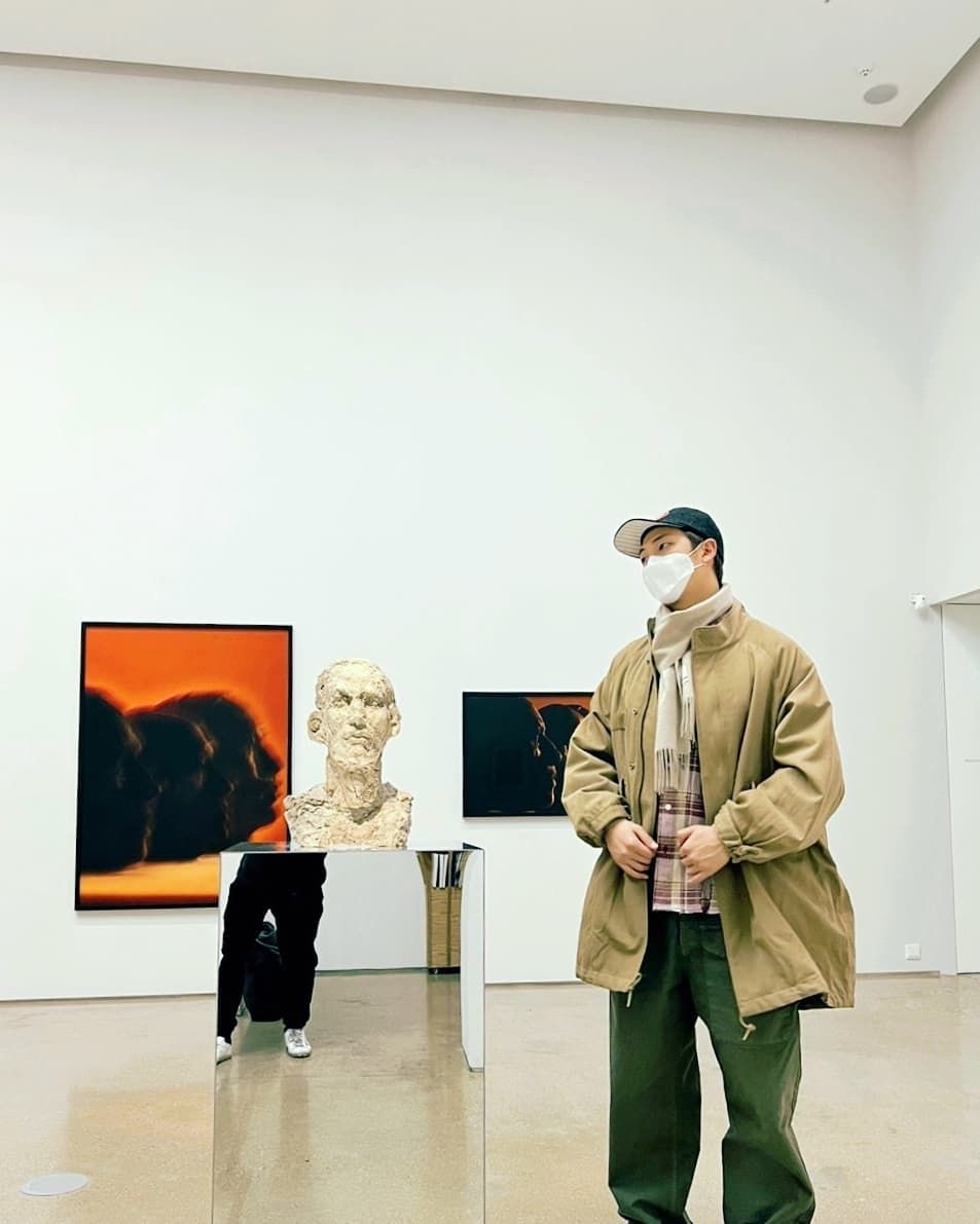 Stylish, 13 Outfit RM BTS saat Berkunjung ke Museum