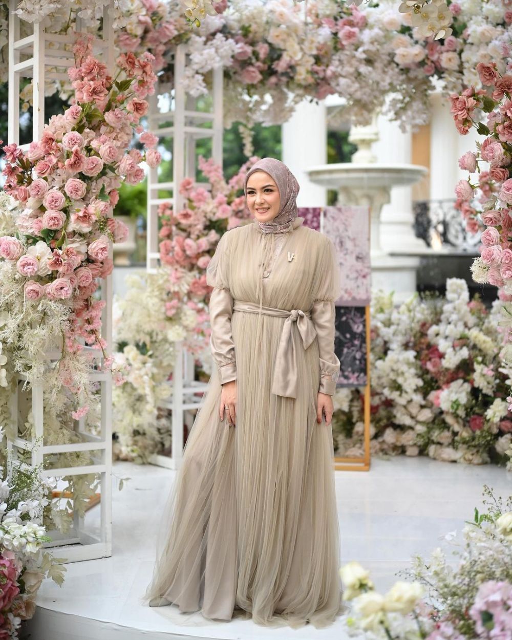 10 Ide OOTD Hijaber Ala Revalina S Temat, Fashionable!