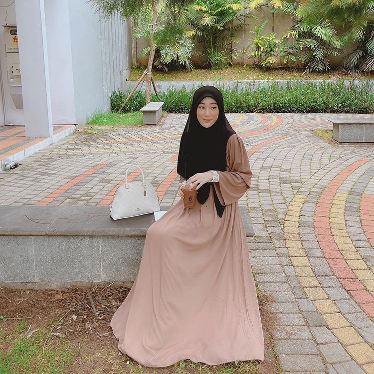 9 Outfit Syar'i Buat Ketemu Calon Mertua ala Larissa Chou