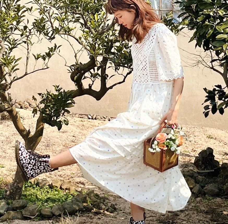 10 Gaya Busana Gong Hyo Jin ala Vintage Dress, Simpel dan Klasik!