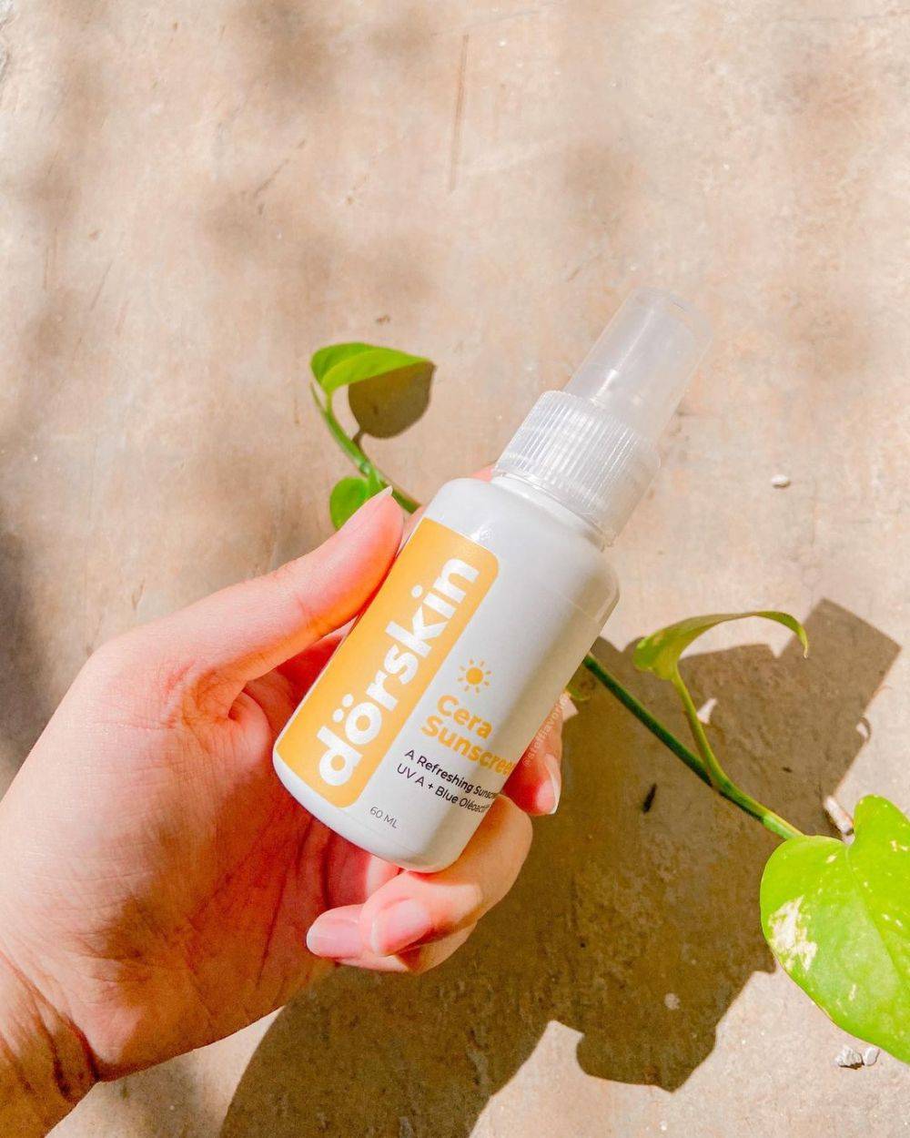 5 Rekomendasi Sunscreen Spray Untuk Wajah, Praktis!