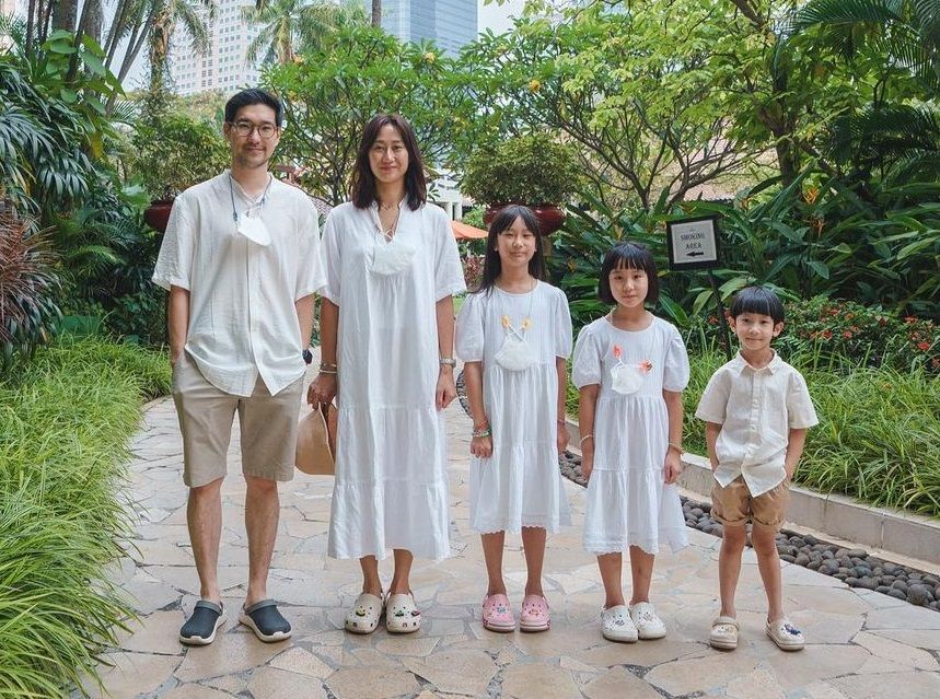 10 Ide Outfit Keluarga Tanpa Beli Seragam ala Kimbab Family