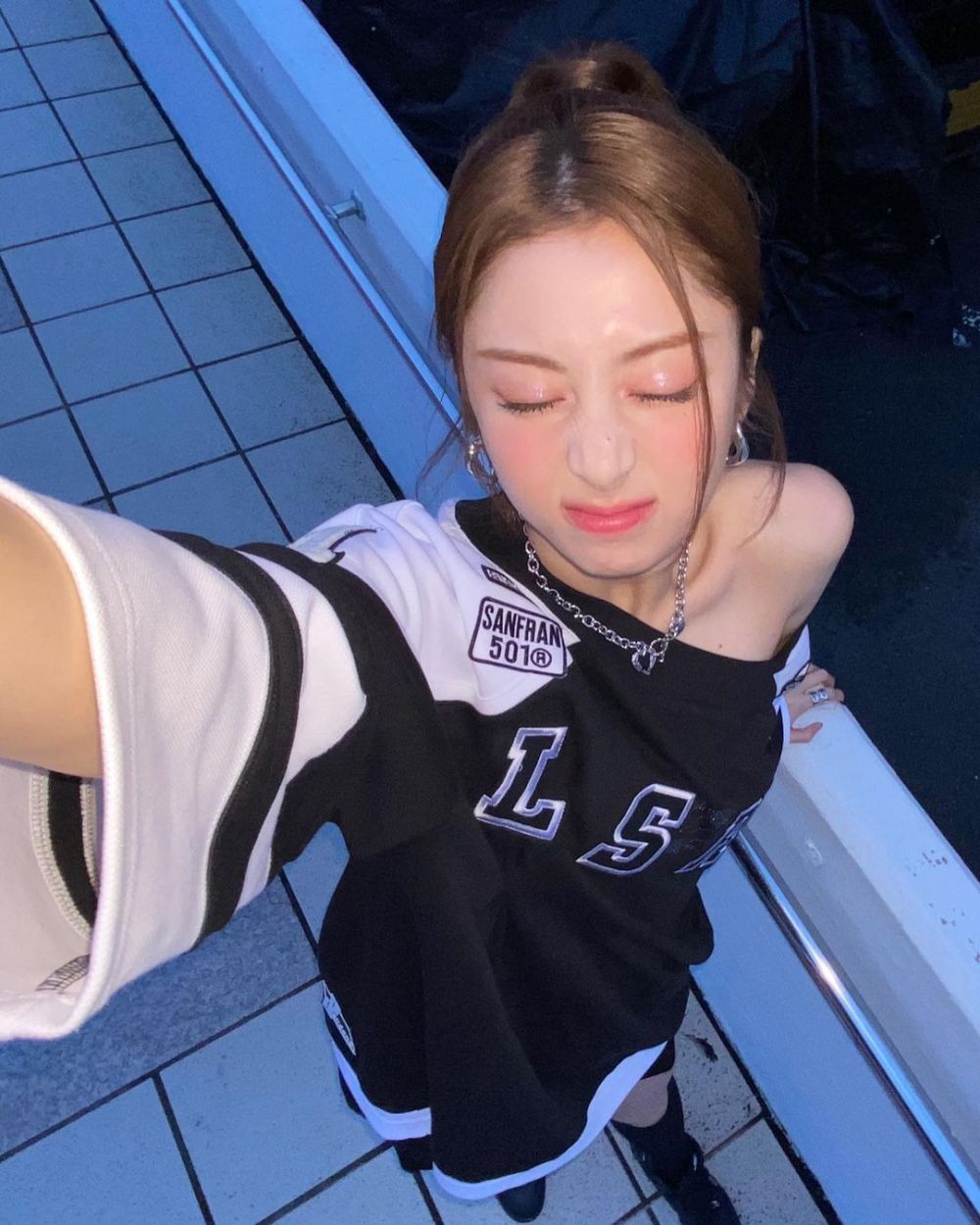 Unggahan Selfie ala Huh Yunjin LE SSERAFIM di Instagram