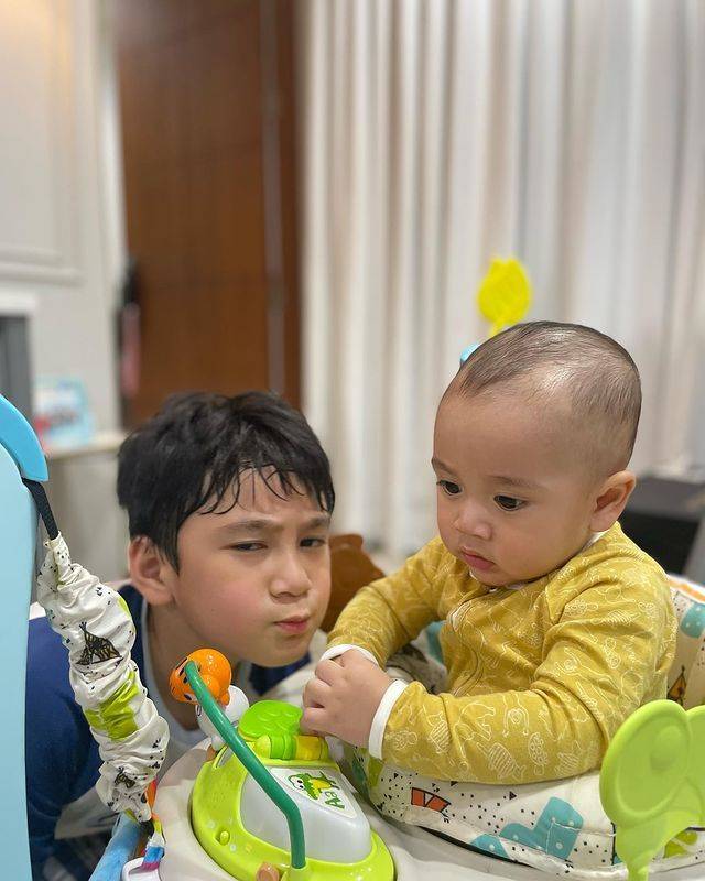 10 Potret Rayyanza Dan Rafathar Saat Main Bersama, Gemas!