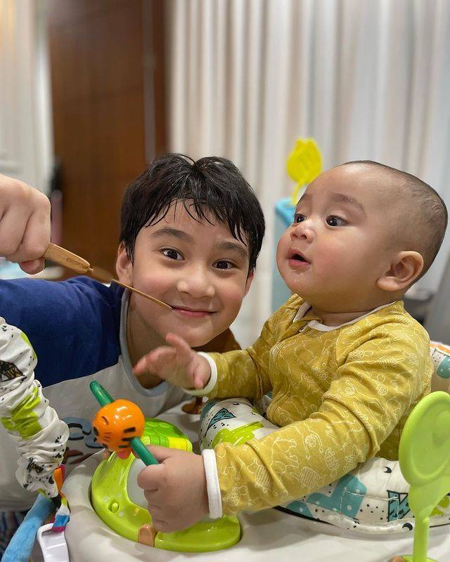 10 Potret Rayyanza Dan Rafathar Saat Main Bersama, Gemas!