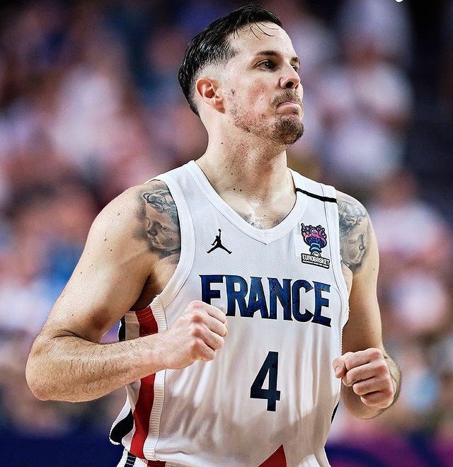 Алексис бека бека. Бека бека футболист локомотив. Кавказские пары влюбленных. Алексис бека бека. Алексис бека бека.