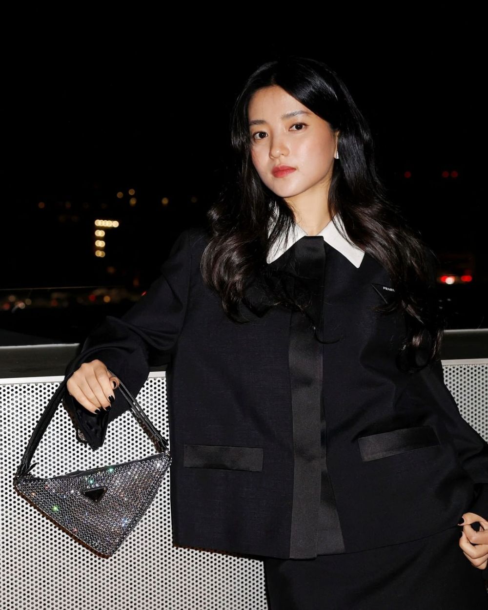 12 Inspirasi OOTD Serba Hitam ala Kim Tae Ri, Elegan!