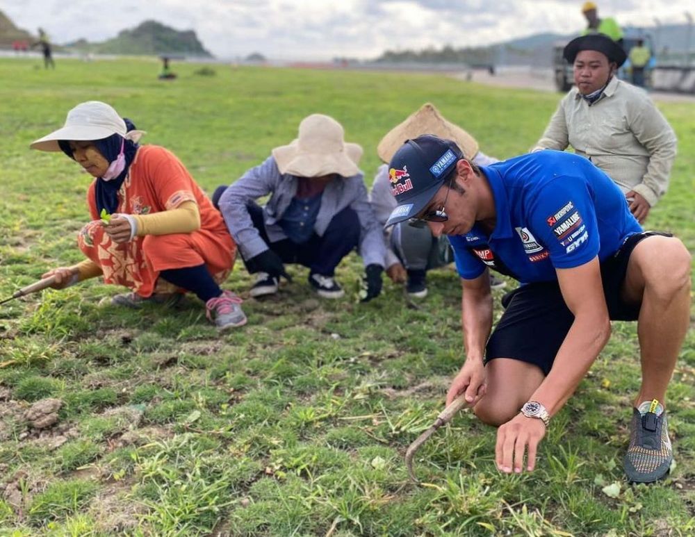 Potret Pembalap Dunia Toprak Razgatlioglu Nyabit Rumput di Mandalika