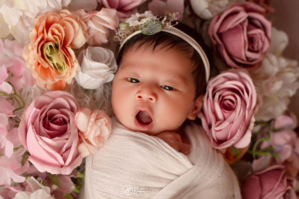 10 Pemotretan Newborn Baby Mika Anak Winona Willy