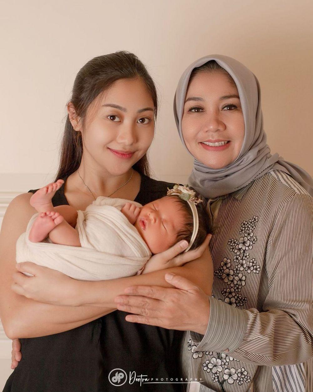 10 Pemotretan Newborn Baby Mika Anak Winona Willy