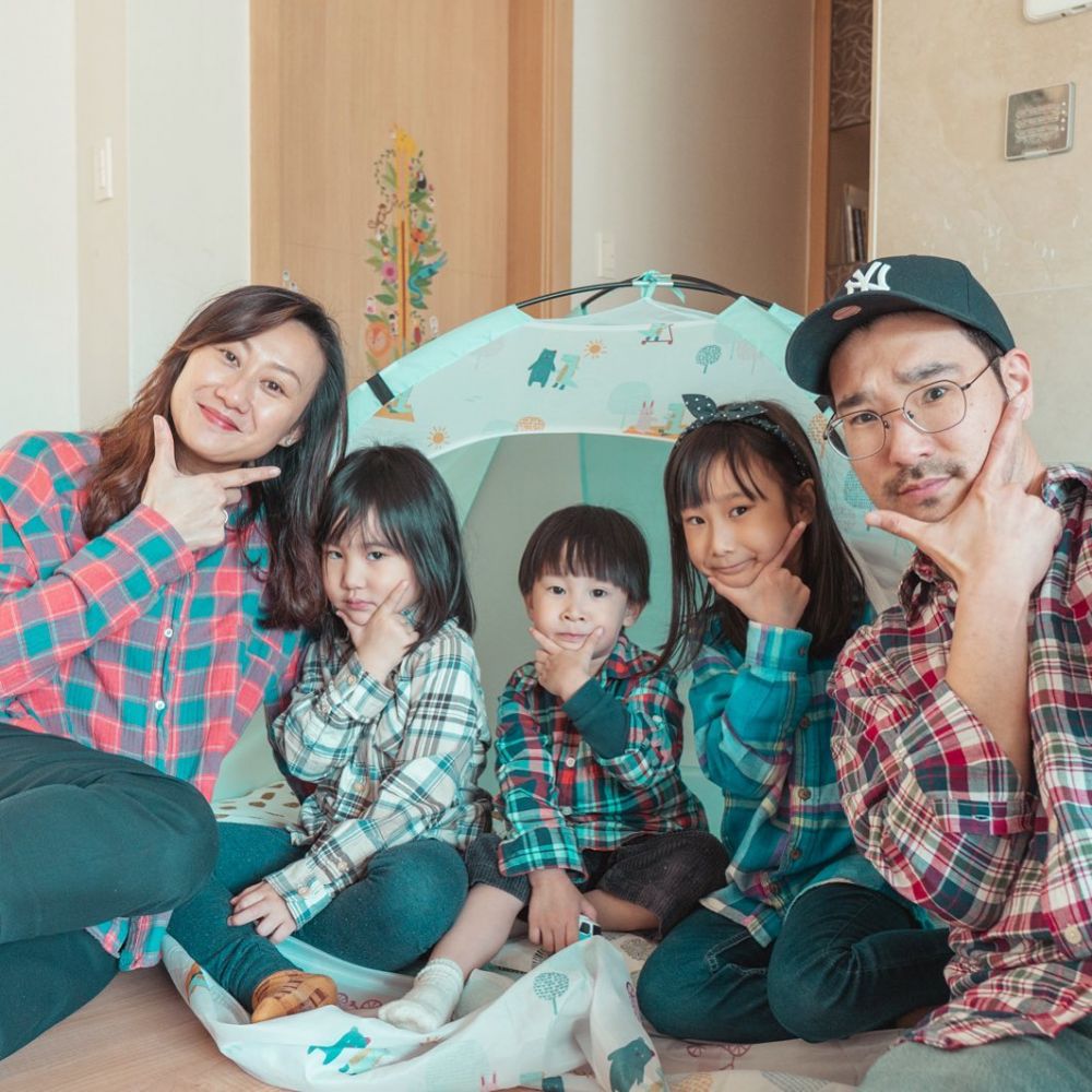 10 Ide Outfit Keluarga Tanpa Beli Seragam ala Kimbab Family
