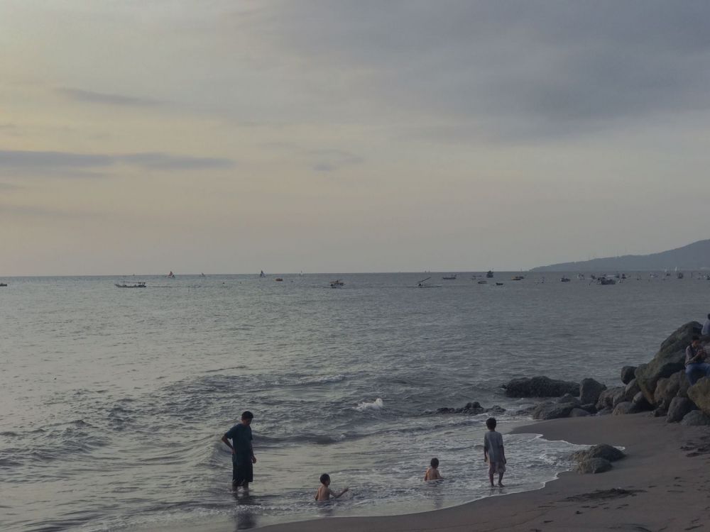 Pelabuhan Zaman Belanda, 11 Potret Terbaru Pantai Ampenan di Lombok