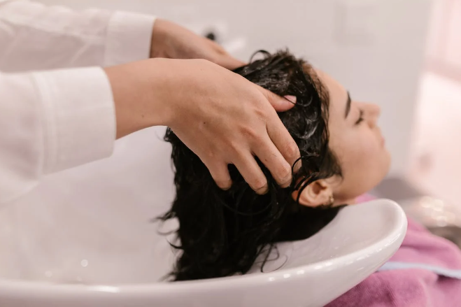 9 Tips Meluruskan Rambut Keriting dengan Benar Tanpa Merusak 