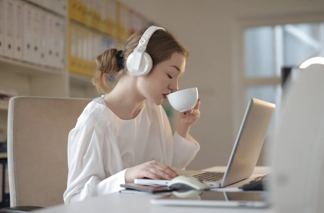 ilustrasi wanita mendengarkan musik sambil bekerja (pexels.com/olly)