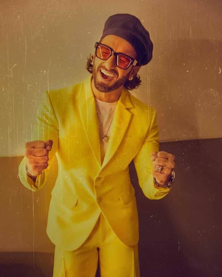 10 Potret Ranveer Singh Yang Sabet Piala Filmfare Award 2022