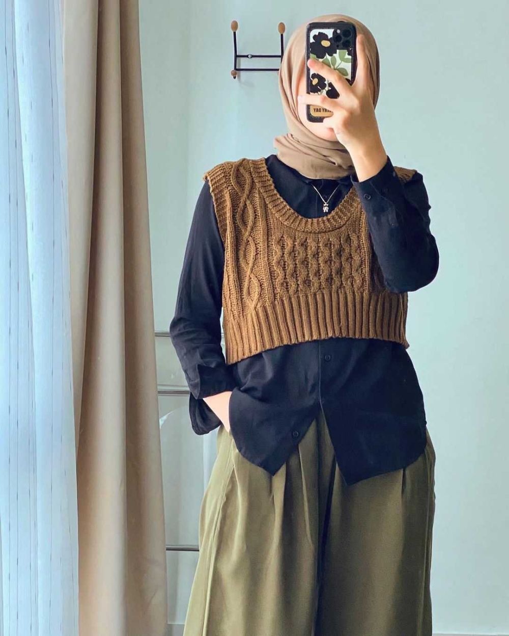 9 Inspirasi Outfit Hijab dengan Vest ala Lida Lubis, Stunning abis!