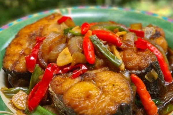 Resep Ikan Tenggiri Hitam Bumbu Keluak, Nikmat Bikin Nagih