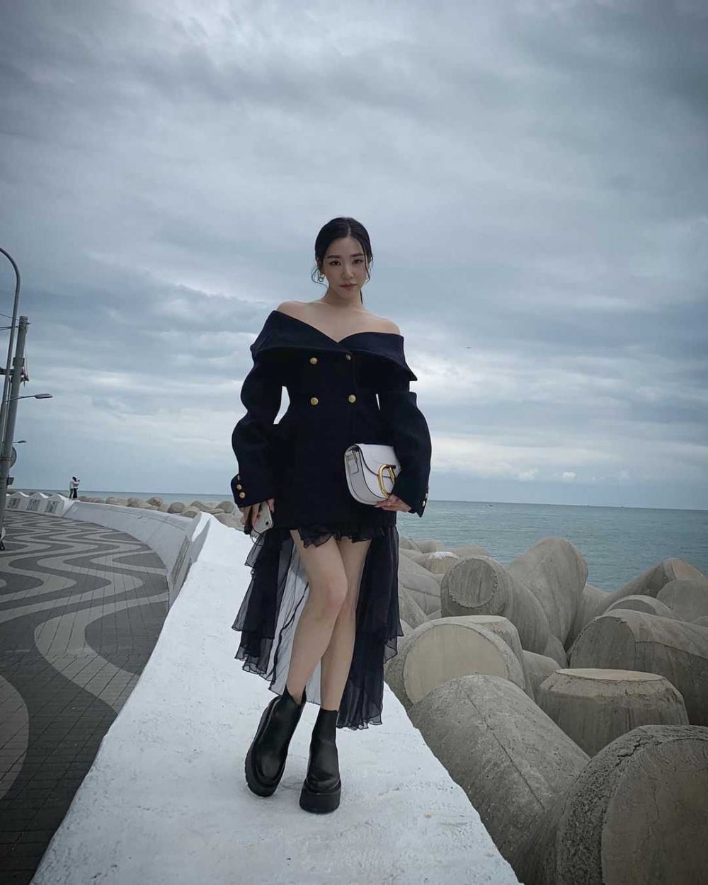 10 Inspirasi Outfit Black, Padu Padan Warna Hitam ala Tiffany SNSD