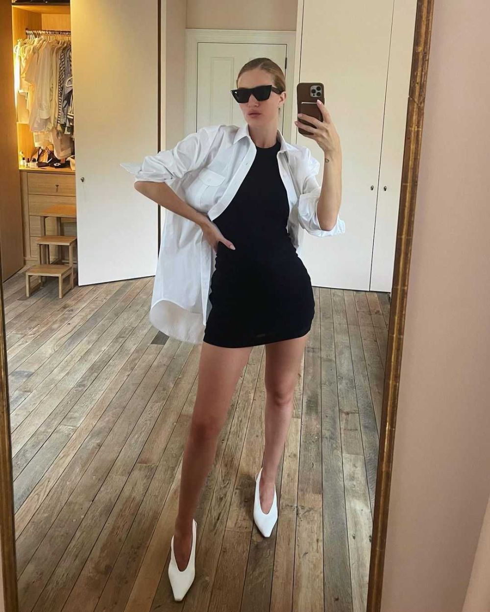 10 Potret Mirror Selfie Rosie Huntington, Outfit Khas Model