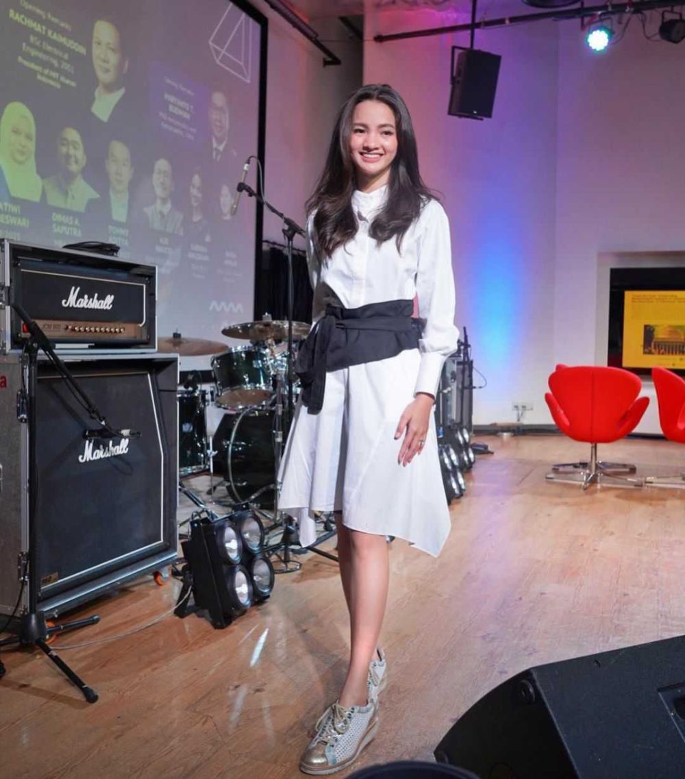 OOTD Dress ala Sabrina Anggraini, Tampil Elegan