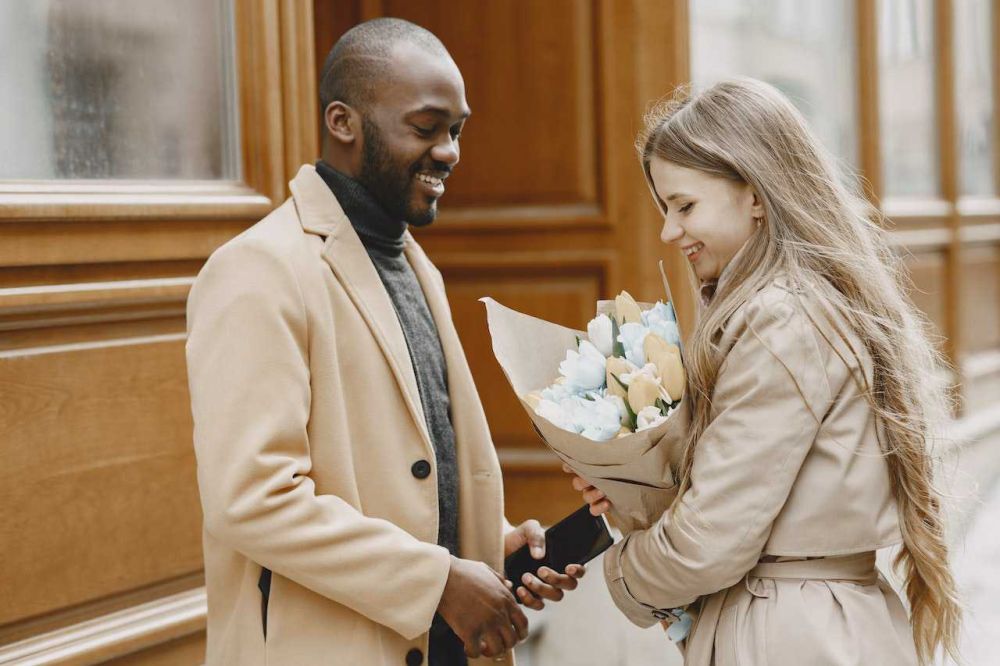 5 Manfaat Mengekspresikan Sayang ke Pasangan, Tak Perlu Malu