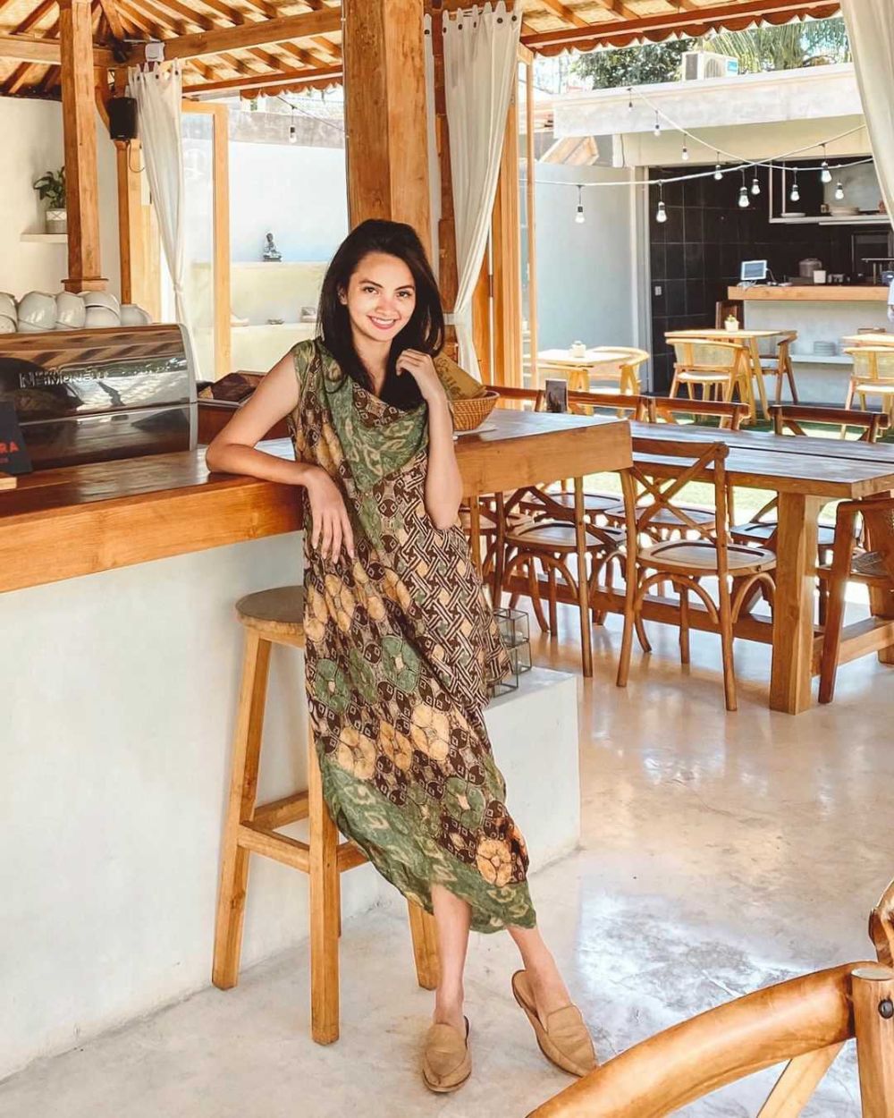 OOTD Dress ala Sabrina Anggraini, Tampil Elegan