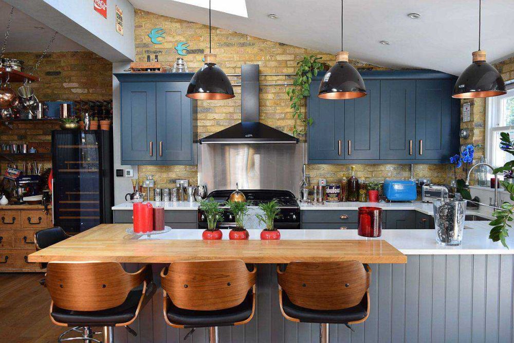 9 Ide Desain Dapur Perpaduan Warna Navy, Desainnya Chic Banget!