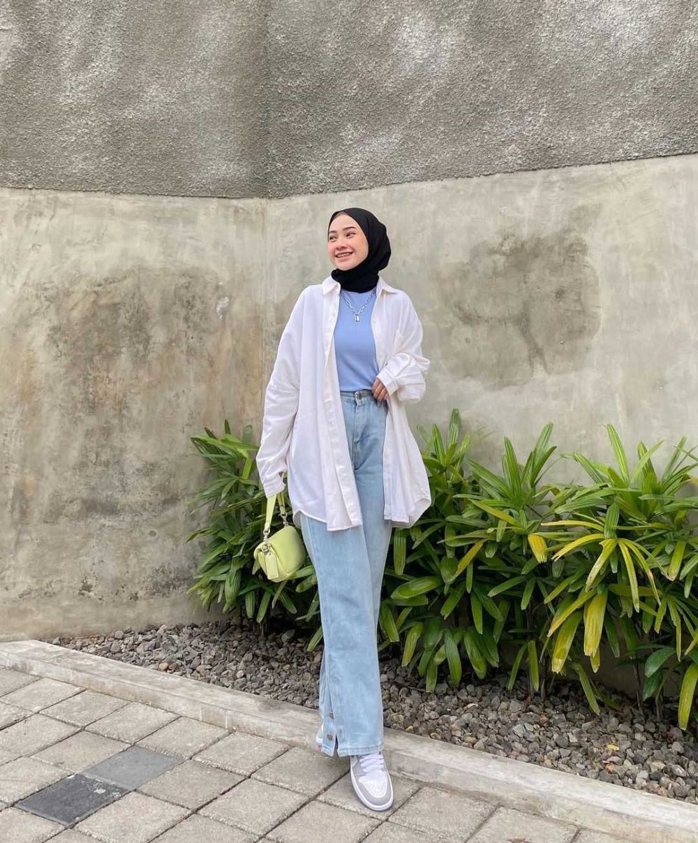 9 Inspirasi Mix and Match Outfit Warna Putih ala Kirana Salsabila