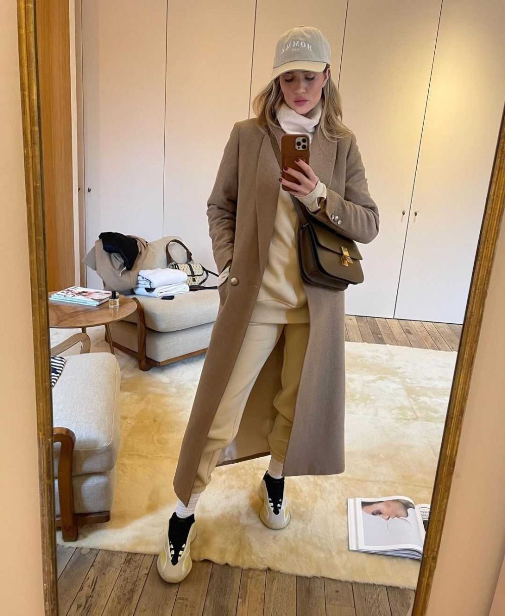 10 Potret Mirror Selfie Rosie Huntington, Outfit Khas Model
