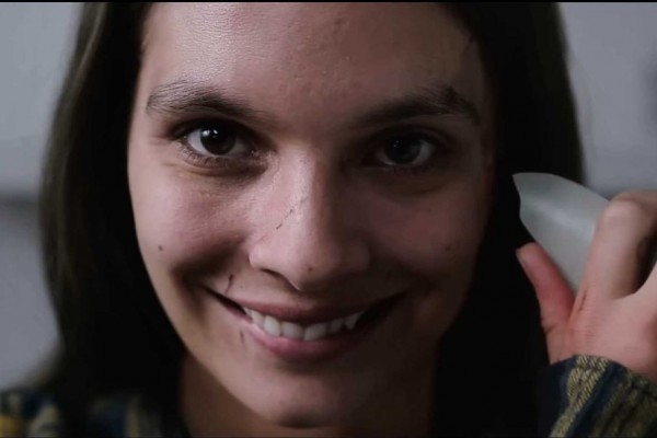 5 Review Singkat Film Smile, Saat Senyuman Berbuah Kutukan Mengerikan