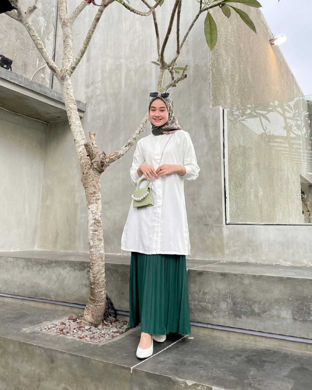 9 Inspirasi Mix and Match Outfit Warna Putih ala Kirana Salsabila