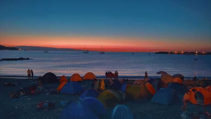 10 Tips Camping di Pantai, Jadi Lebih Nyaman dan Menyenangkan