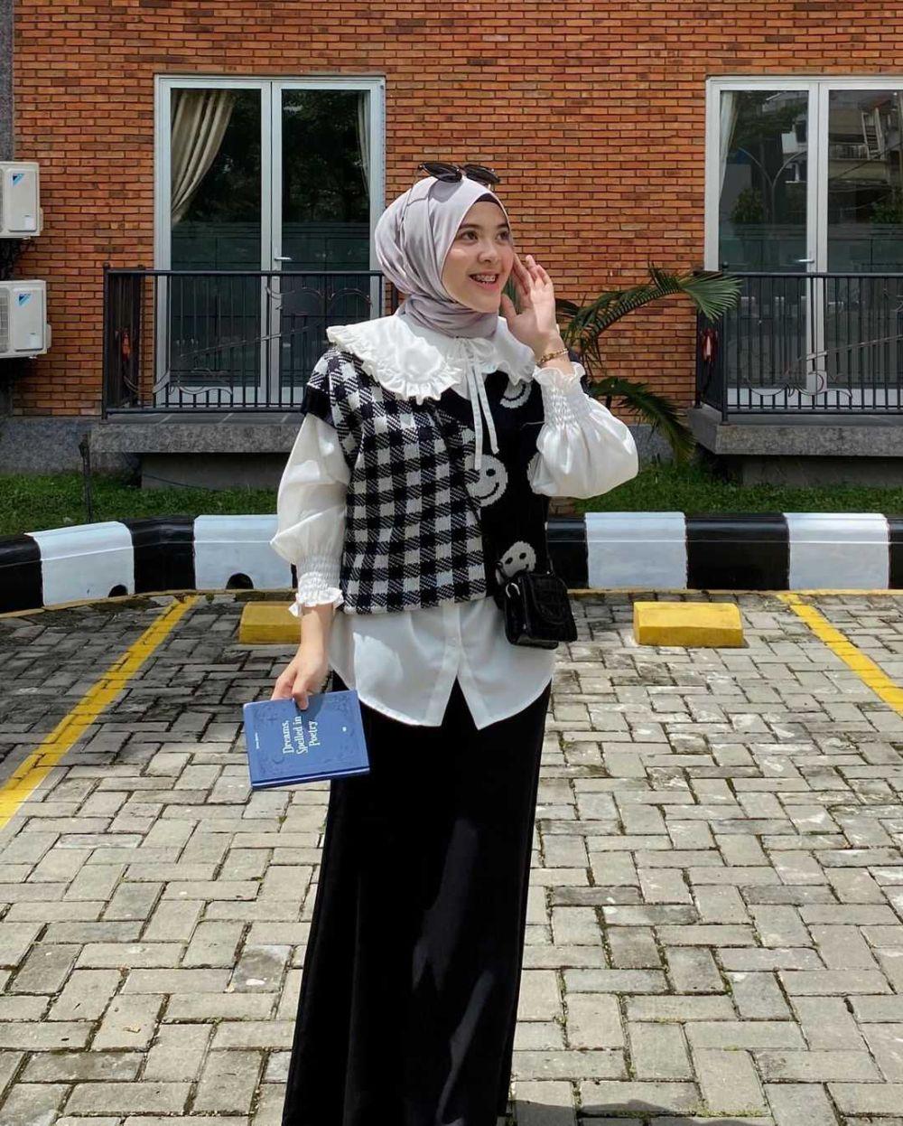 9 Inspirasi Outfit Hijab Dengan Vest Ala Lida Lubis Stunnin 9246