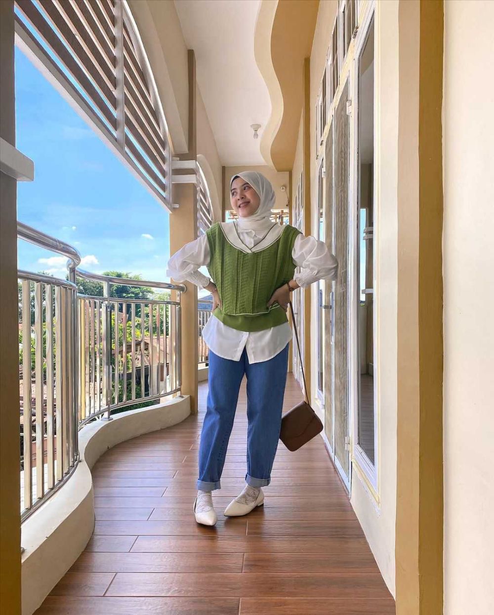 9 Inspirasi Outfit Hijab dengan Vest ala Lida Lubis, Stunning abis!