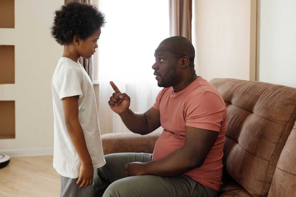 5 Kekerasan Emosional dalam Parenting, Orangtua Mencela Kelemahan Anak