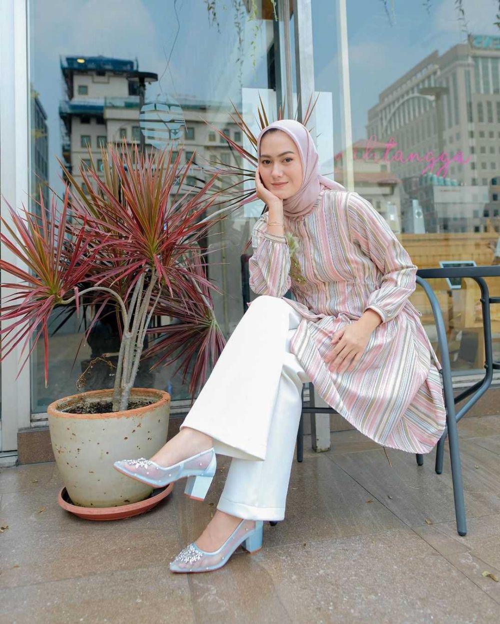 9 Ide Outfit dengan Tunik ala Kairissta, Santai Hingga Formal