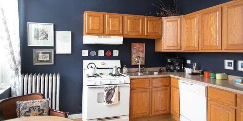 9 Ide Desain Dapur Perpaduan Warna Navy, Desainnya Chic Banget!