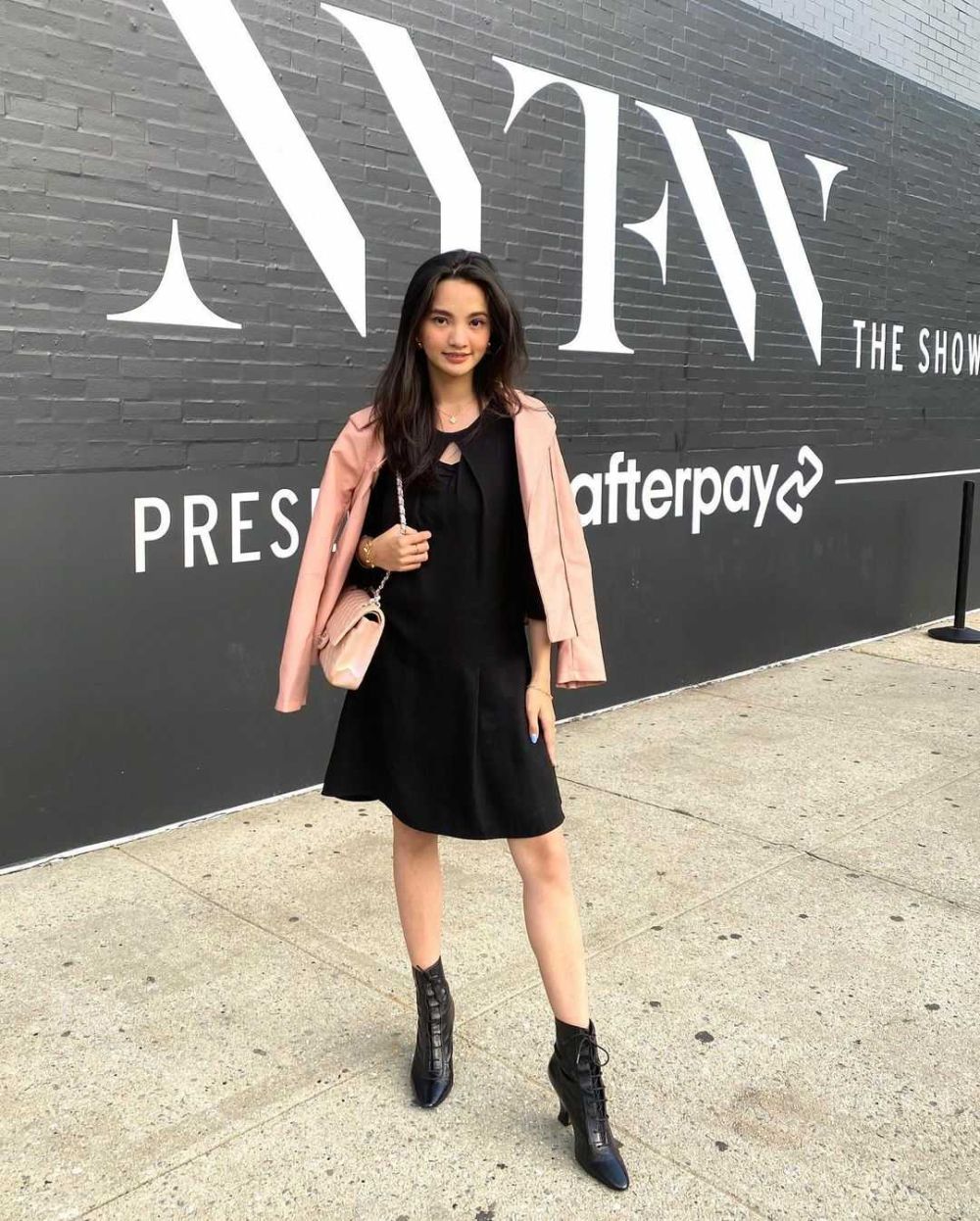 OOTD Dress ala Sabrina Anggraini, Tampil Elegan