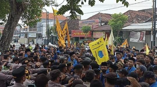 Demo Tolak Kenaikan Harga BBM Ricuh, Mahasiswa-Polisi Saling Dorong