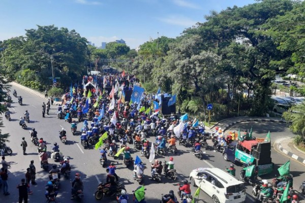 Massa Buruh Lewat Jl Darmo Untuk Kurangi Kemacetan