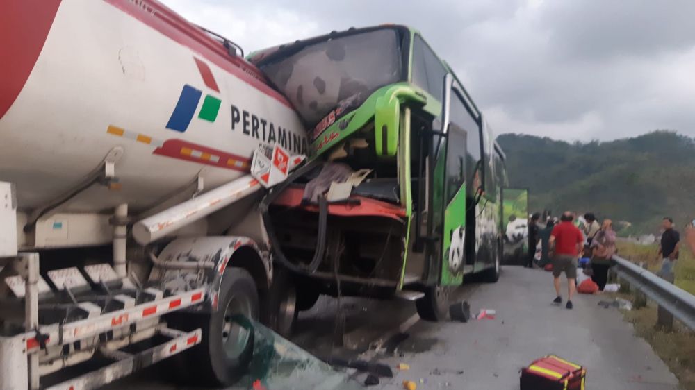 Kecelakaan Beruntun di Tol Mapan, Bus Tabrak Truk Tangki dan Mobil