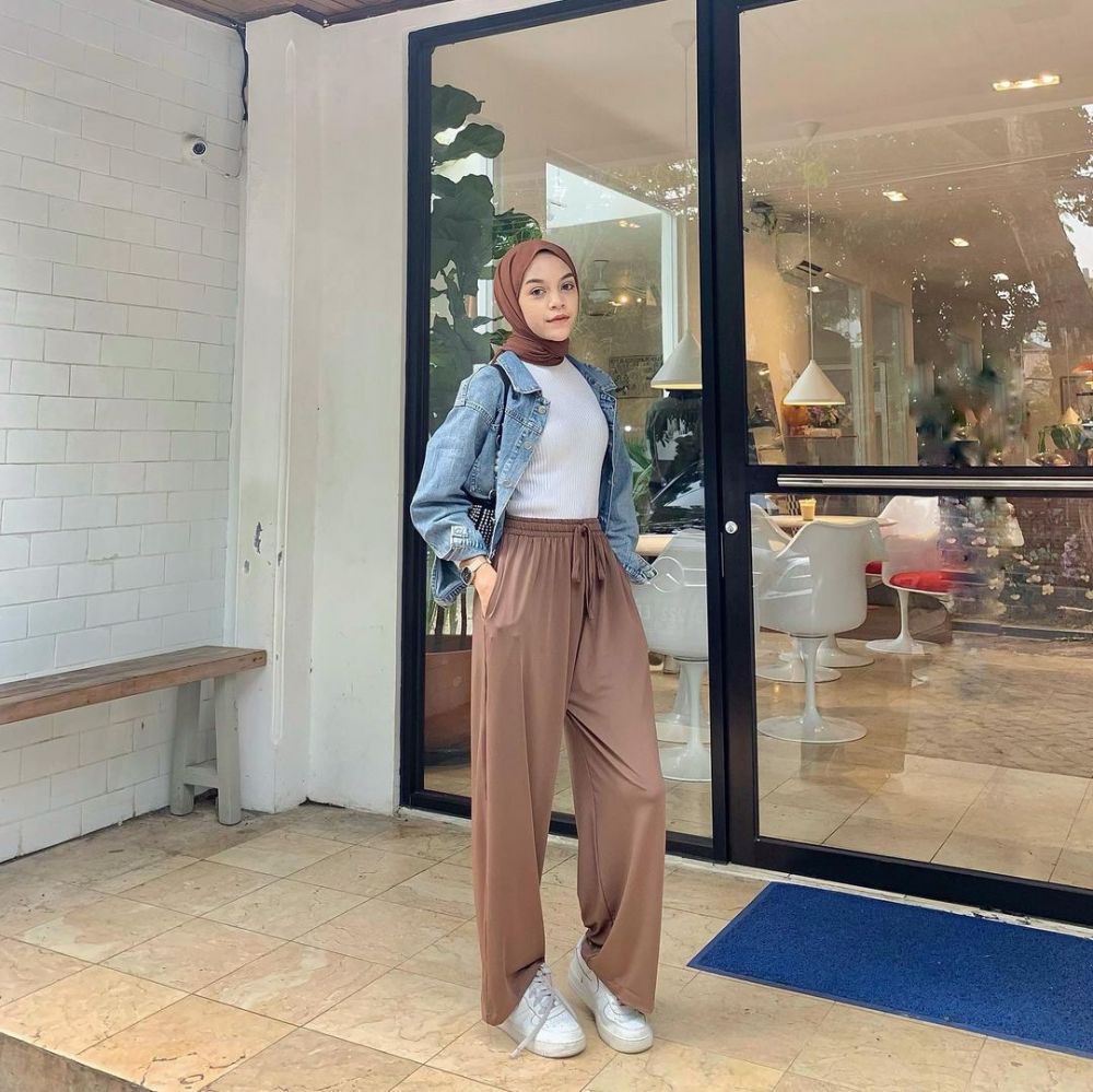 10 OOTD Hijab Simpel Untuk Hangout, Manis Dan Gak Ribet!